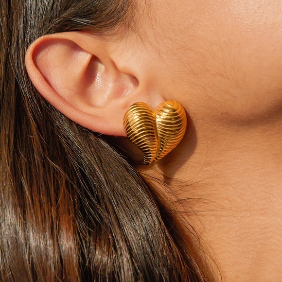 Nwt Heaven Mayhem Similar Waterproof Heart Leaf Earrings - Picture 1 of 5